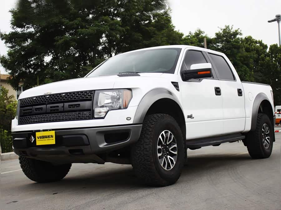 【品牌型号】福特猛禽F150 【上牌时间】2014年2月 【行驶里程】3万公里 【燃油类型】汽油 【车型排量】6.2L自然吸气 V8缸全铝发动机 【车辆颜色】白 【车况介绍】此车超新,本地一手车,白色黑内,里外成色俱佳,车况极其精品,实表3万多公里,全车原版原漆,没有任何事故刮蹭,此车高大威武,上山、下水、沙漠,无所不能,拖房车、拉游艇,男人的大玩具,爷们硬汉车!重型坦克,开在马路上犹如怪物一般,任何车在他眼中都是渺小的。秒杀各种SUV。搭配宽大的轮眉彰显经典美国范,肌肉感超强,整体外观给人感觉无比霸气凶