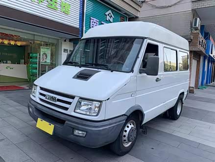 依维柯得意 2017款 2.5T A35客车低顶5-7座47Z5