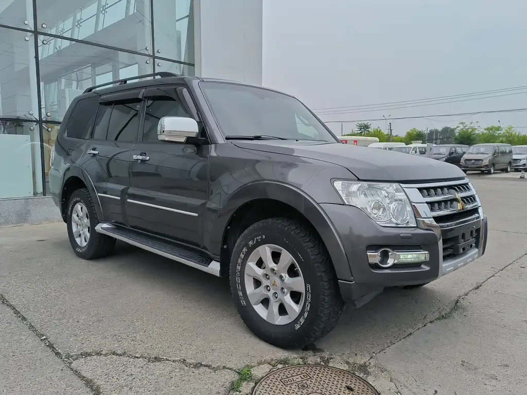 MITSUBISHI PAJERO