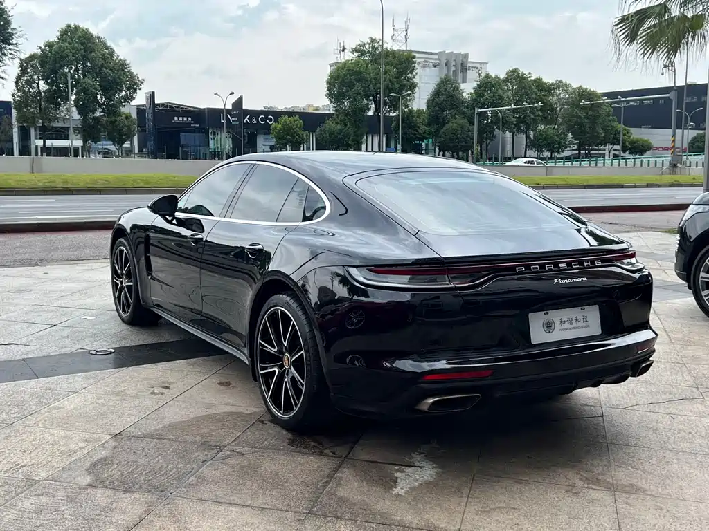 PORSCHE PANAMERA