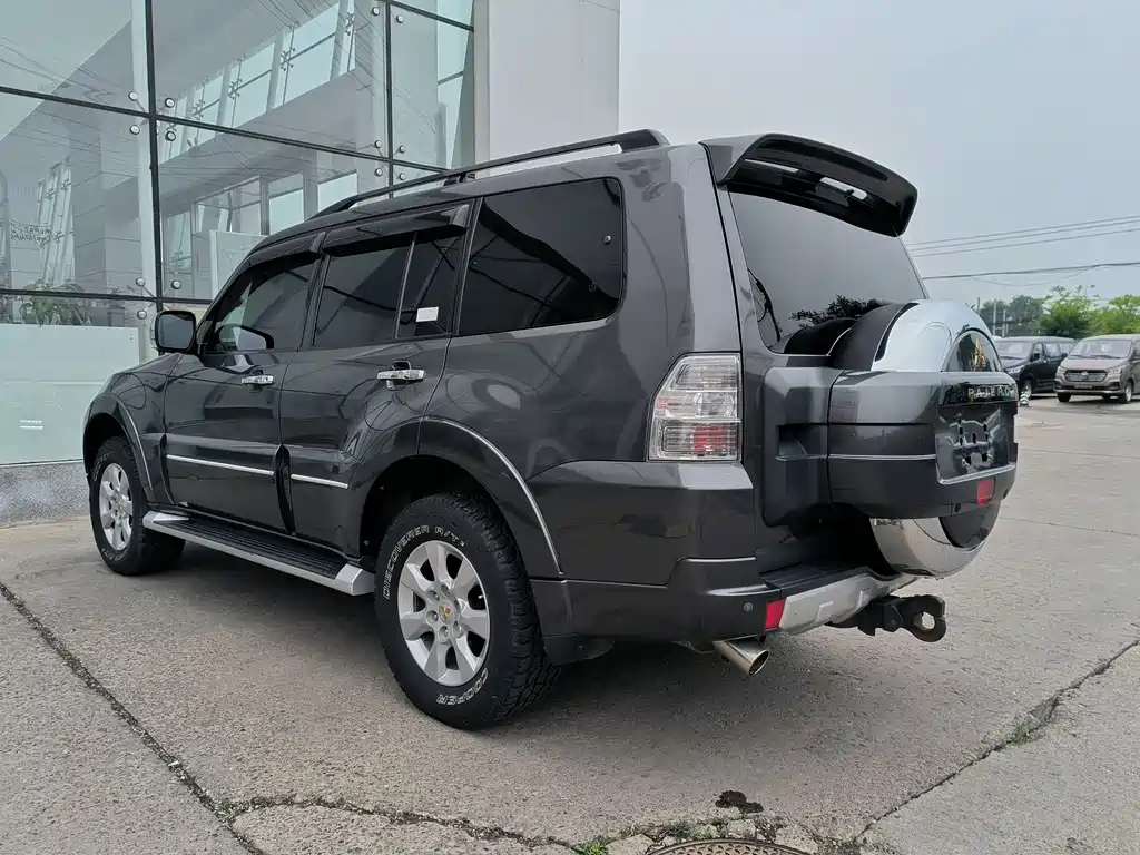 MITSUBISHI PAJERO