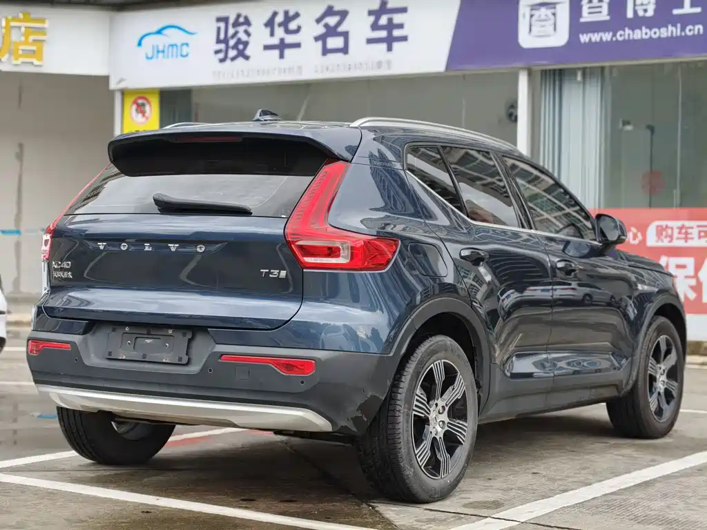 VOLVO  XC40