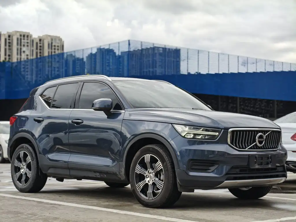 VOLVO  XC40