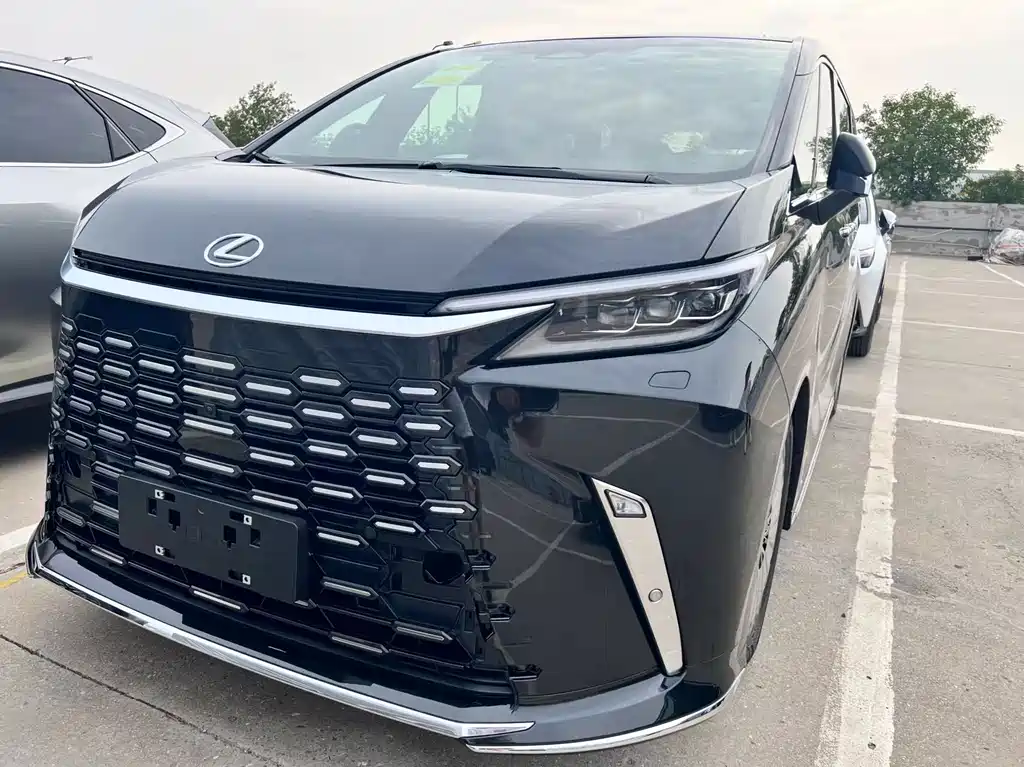Lexus LM 0