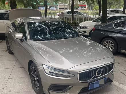 沃尔沃S60 2021款 T4 智逸豪华版
