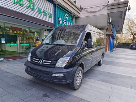 上汽大通MAXUS V80 2018款 2.5T 6挡手动商旅长轴中顶9座
