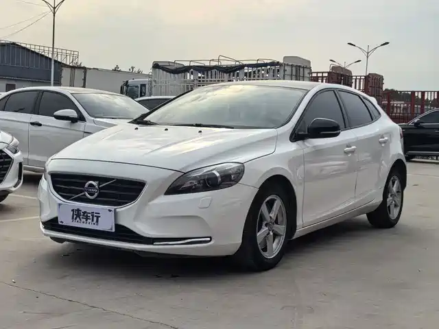 VOLVO V40 2016