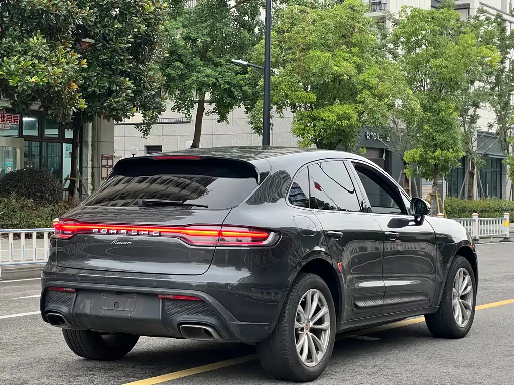 PORSCHE MACAN