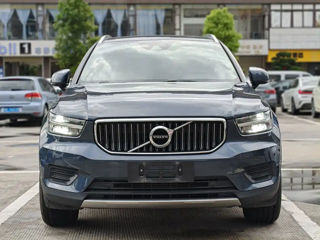 VOLVO  XC40