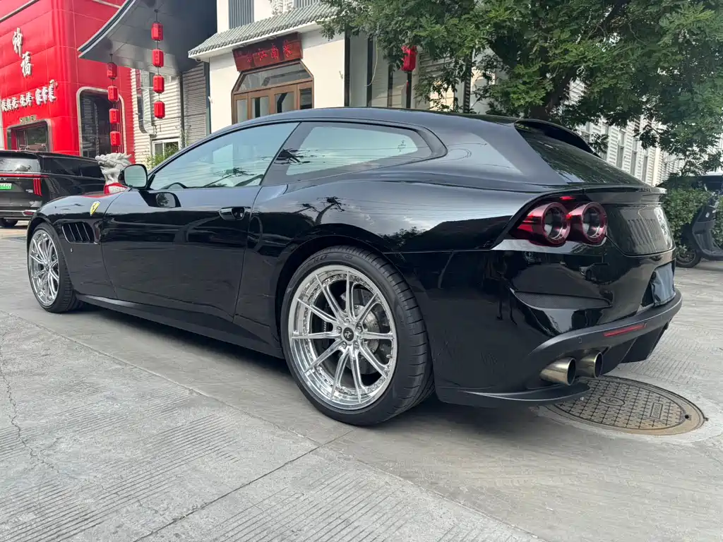 FERRARI GTC4LUSSO
