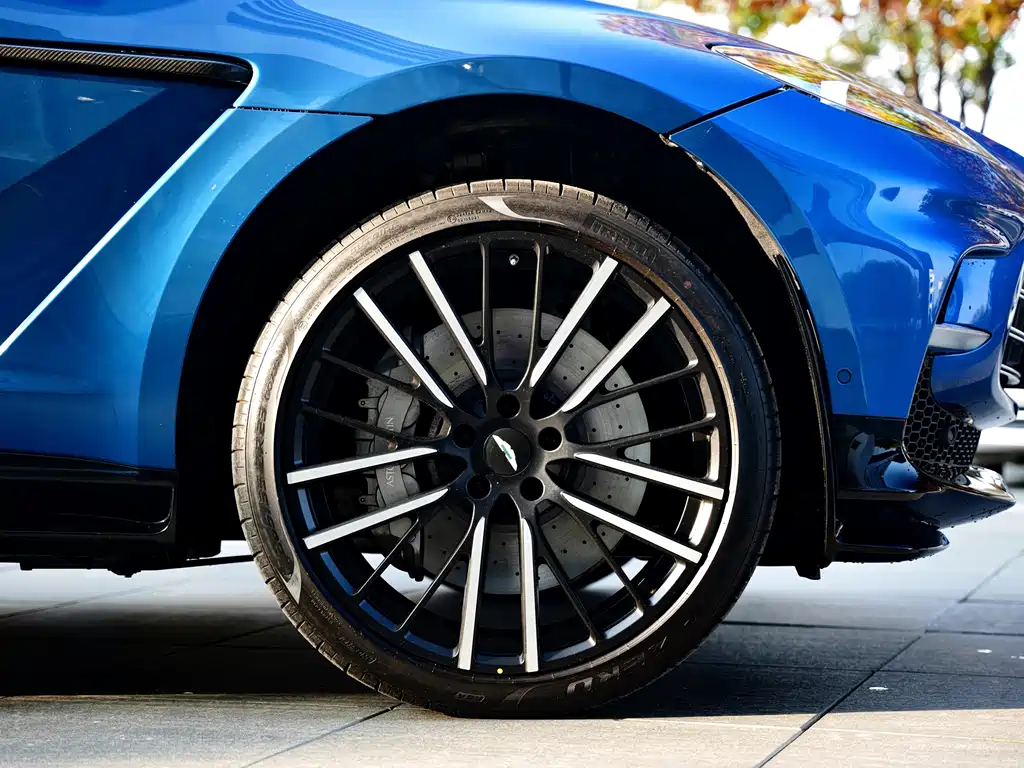 Aston Martin DBX 2024 4.0T V8 707