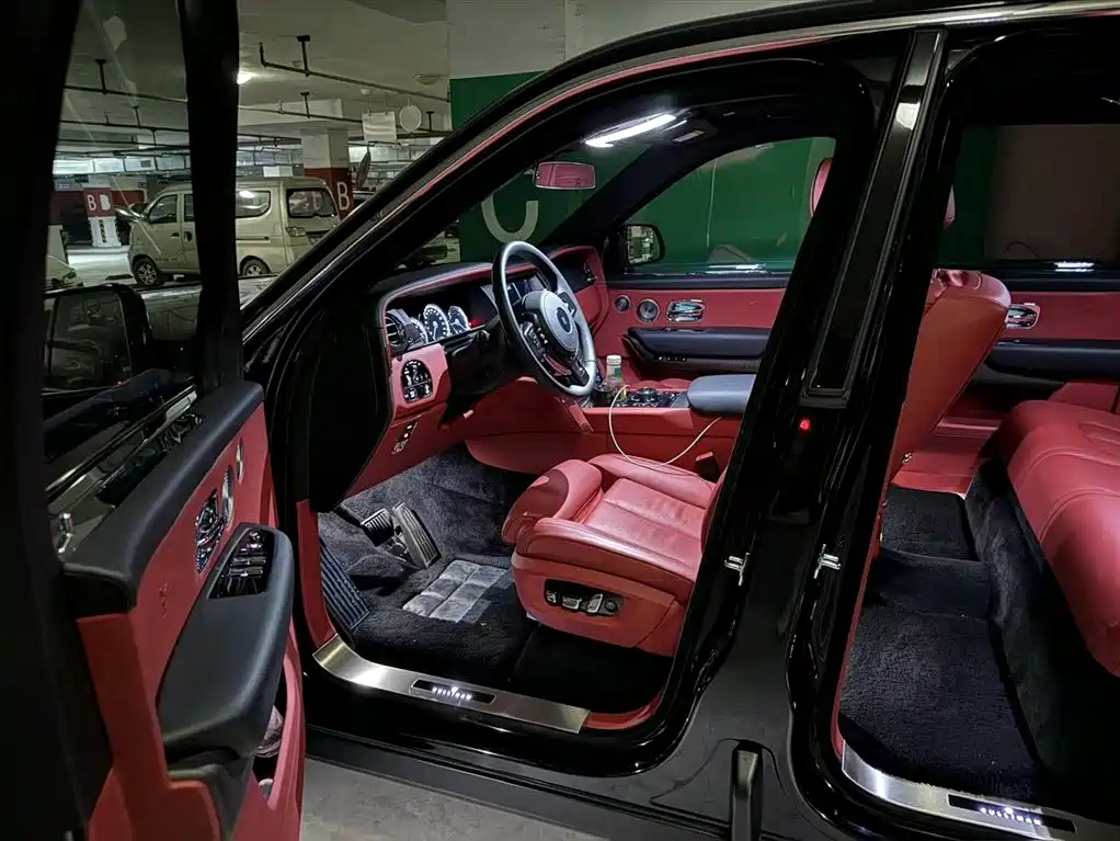 Rolls-Royce Cullinan 2018 мест