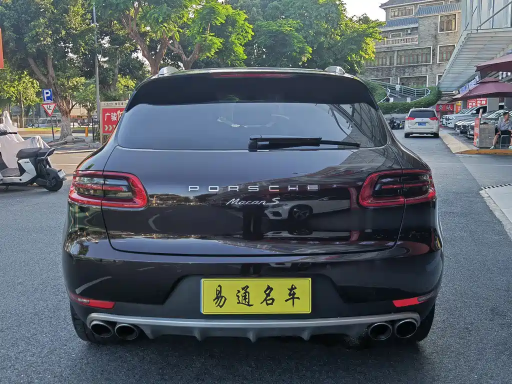 PORSCHE MACAN