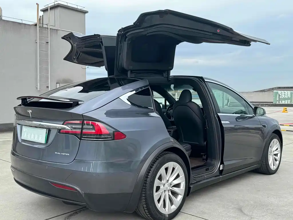 TESLA MODEL X