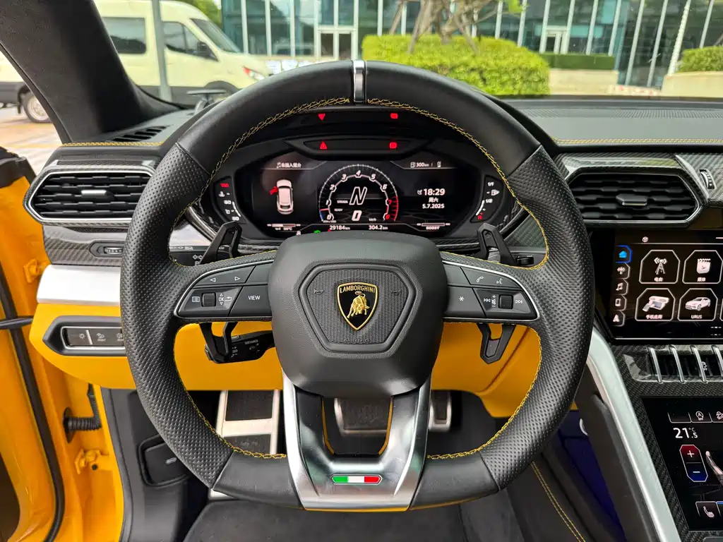 LAMBORGHINI URUS