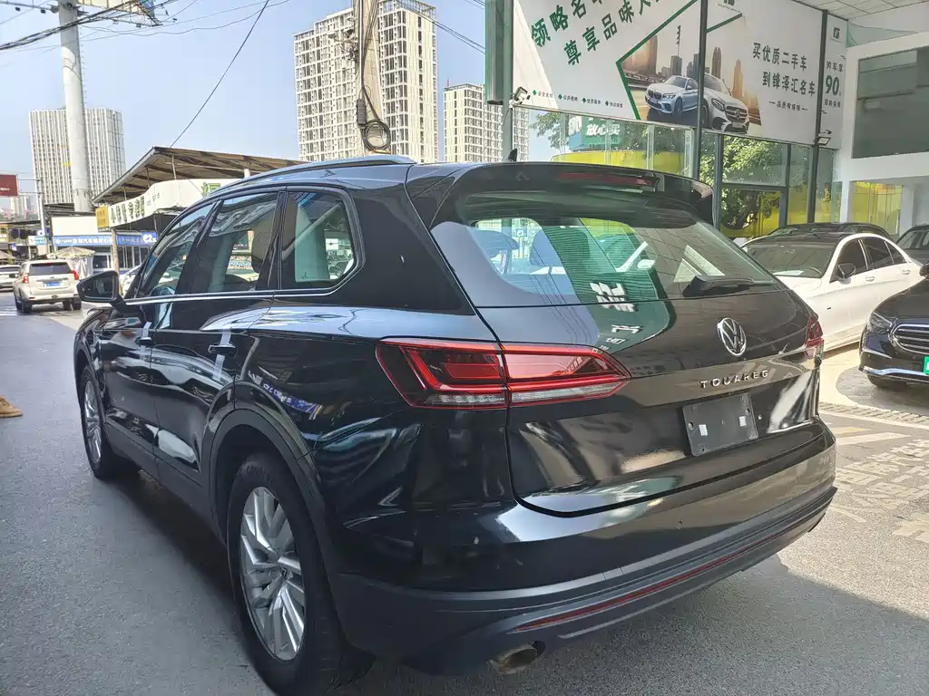 VOLKSWAGEN TOUAREG