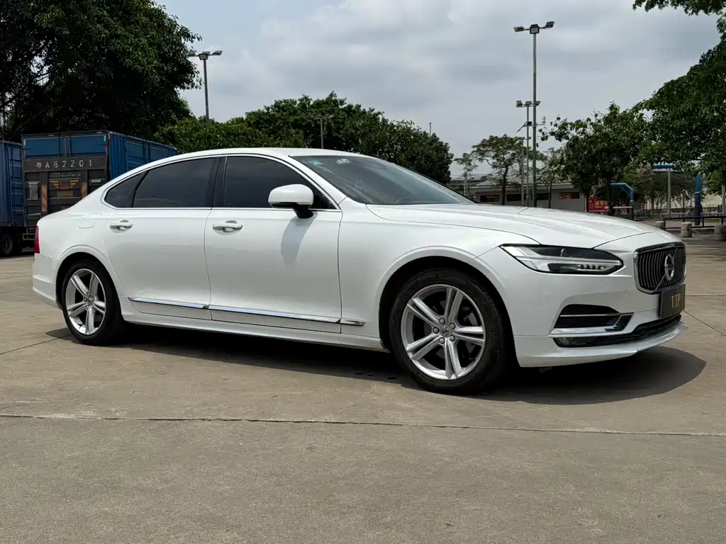 VOLVO S90