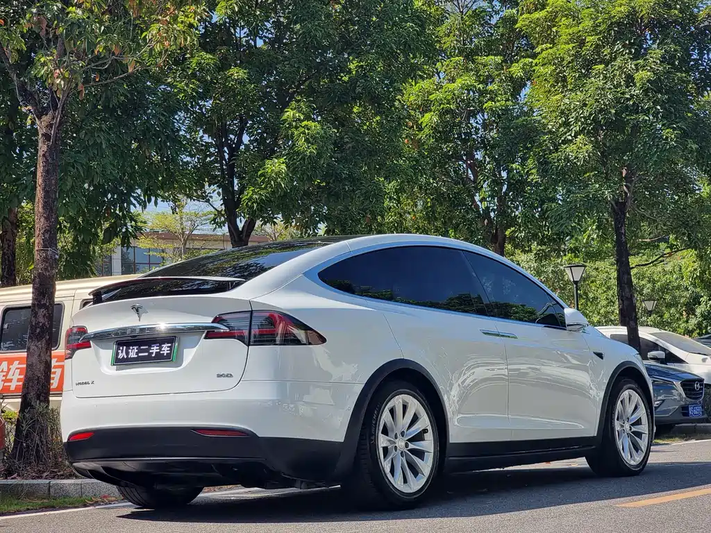 TESLA MODEL X