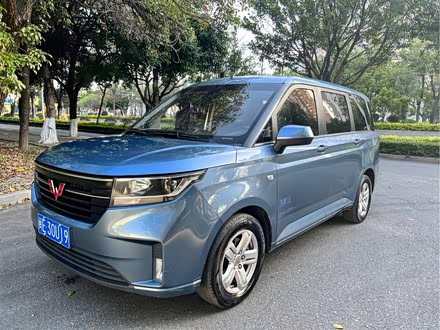 五菱宏光PLUS 2019款 1.5T 手动豪华型 7座