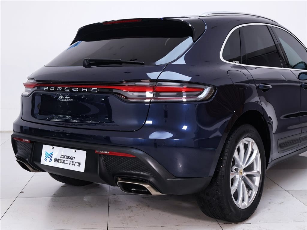 PORSCHE MACAN