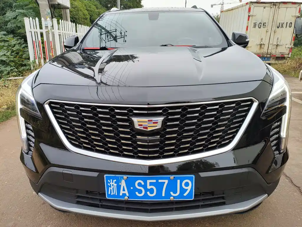 Купить Cadillac XT4