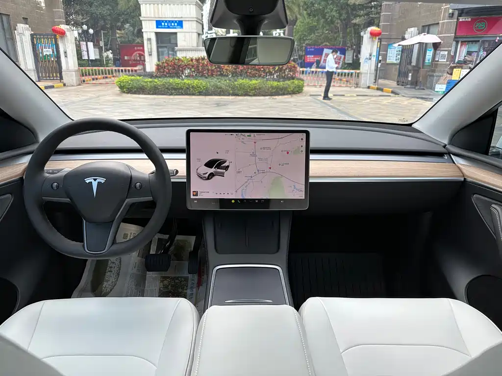 TESLA MODEL Y