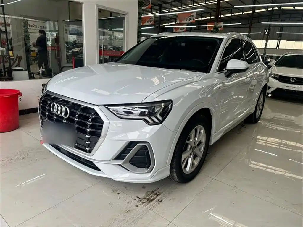 AUDI  Q3
