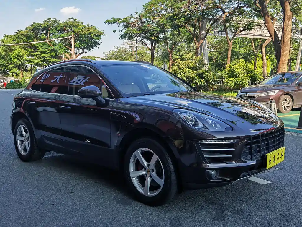 PORSCHE MACAN