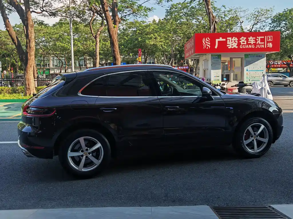 PORSCHE MACAN