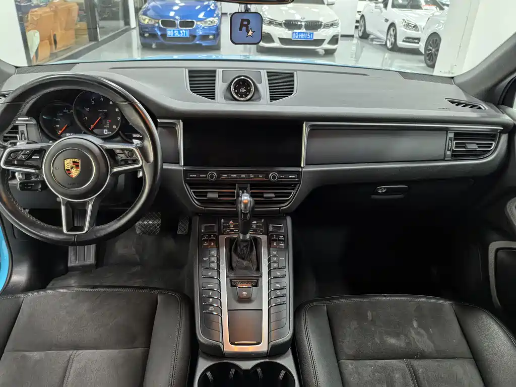 PORSCHE MACAN