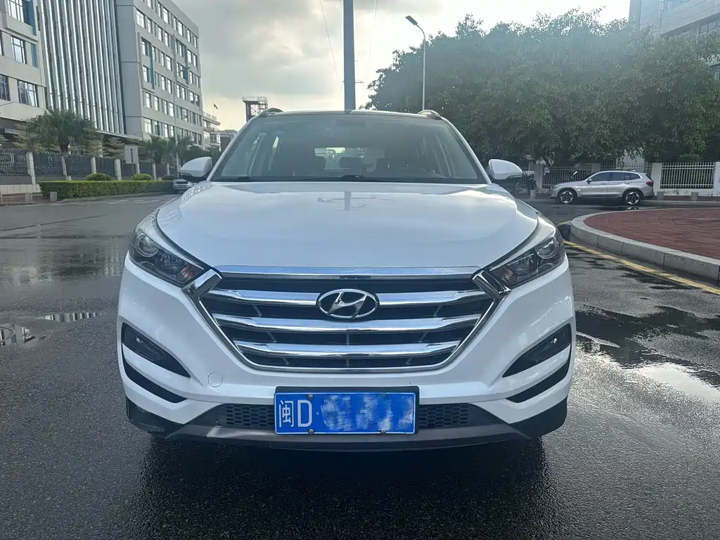 MODERN TUCSON
