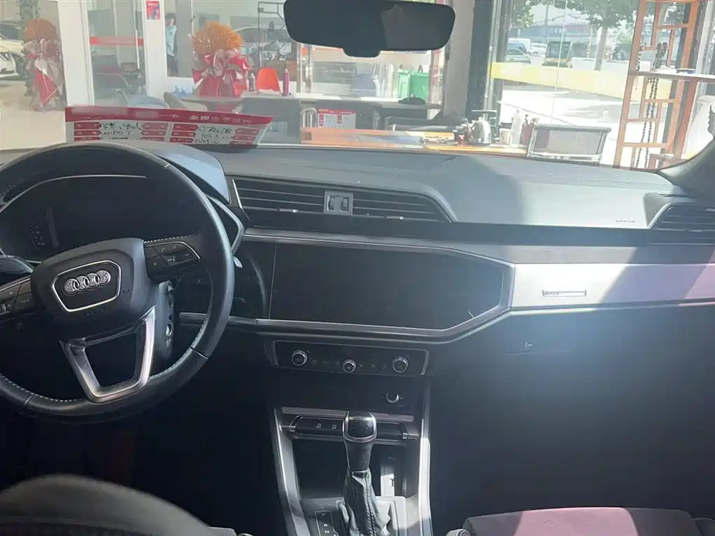 AUDI  Q3