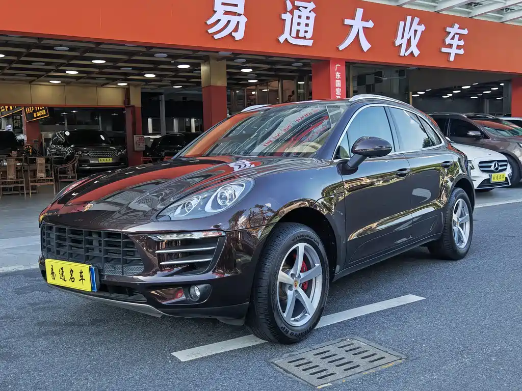 PORSCHE MACAN