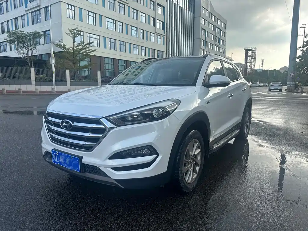 MODERN TUCSON