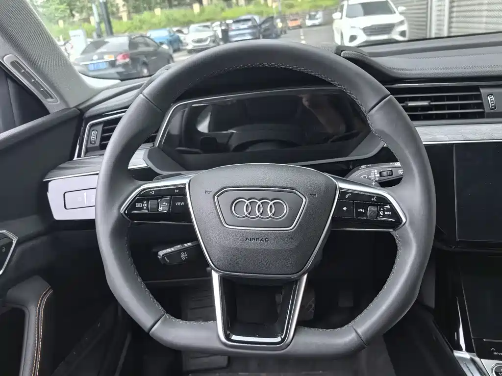 AUDI E TRON