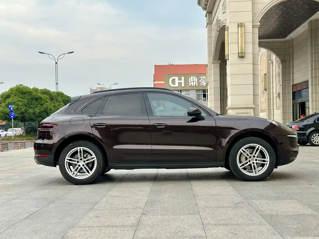 PORSCHE MACAN