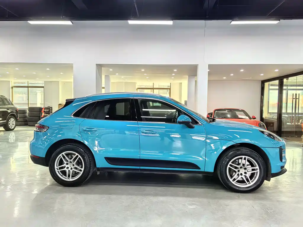 PORSCHE MACAN