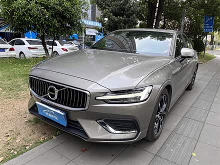 沃尔沃S60 2022款 B4 智逸豪华版