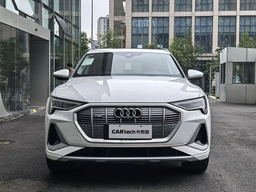 AUDI E TRON