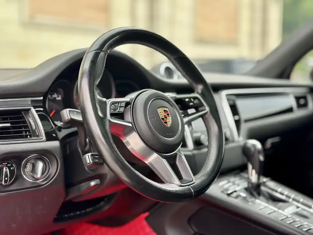 PORSCHE MACAN