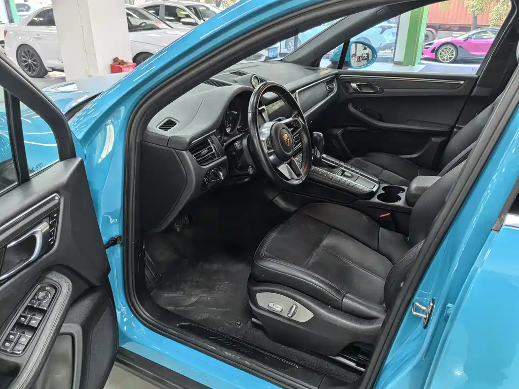 PORSCHE MACAN