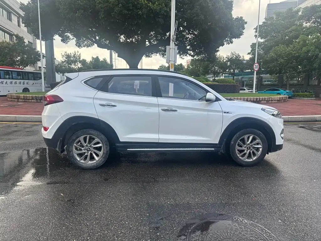 MODERN TUCSON