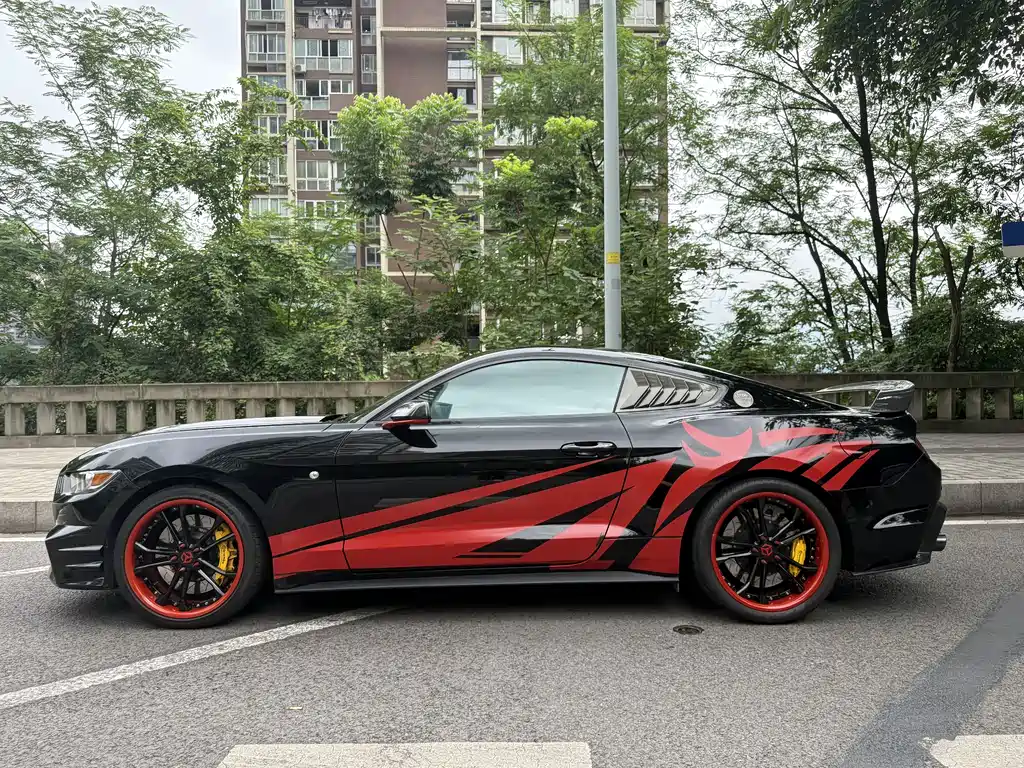 FORD MUSTANG