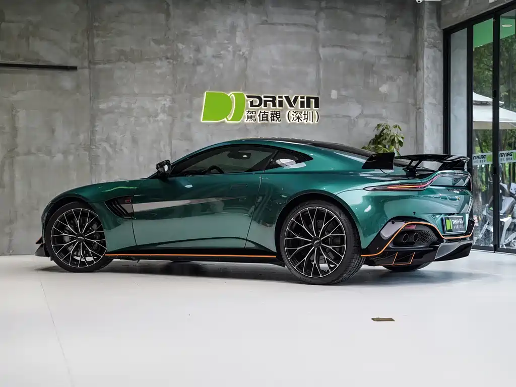ASTON MARTIN V8 VANTAGE