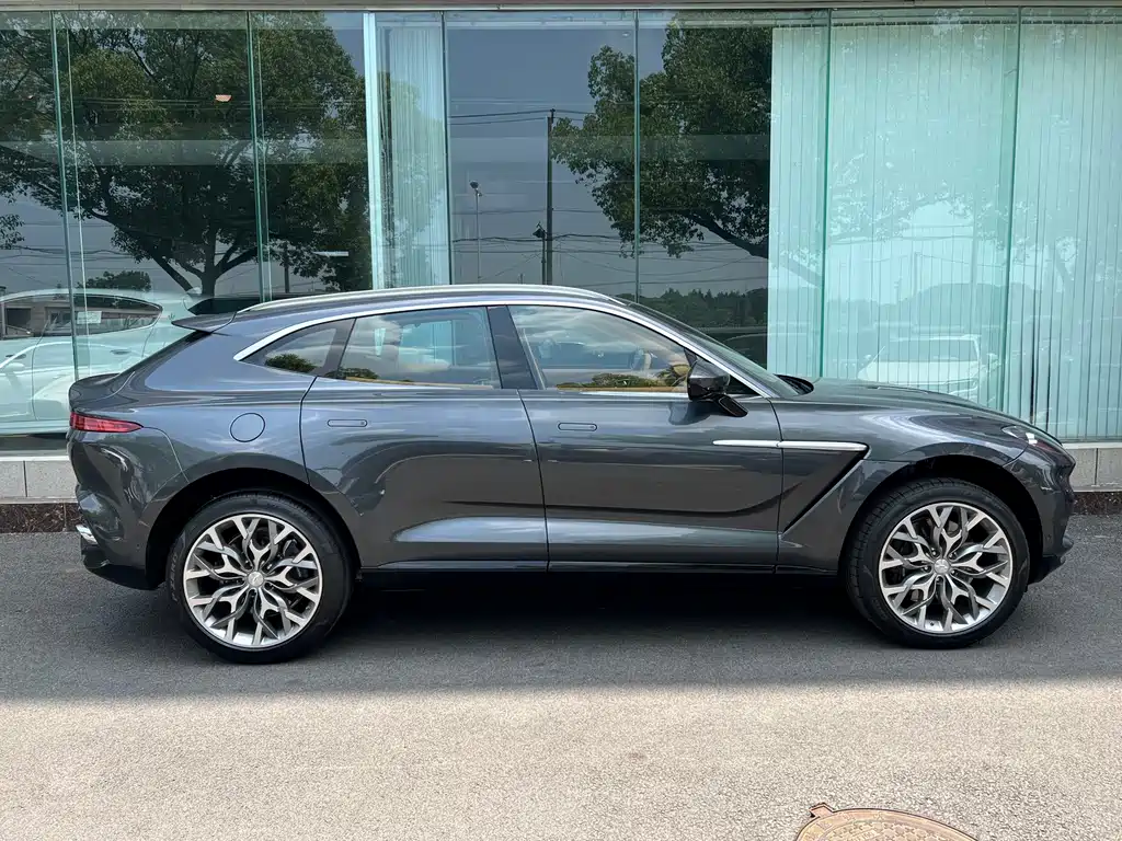 ASTON MARTIN  DBX
