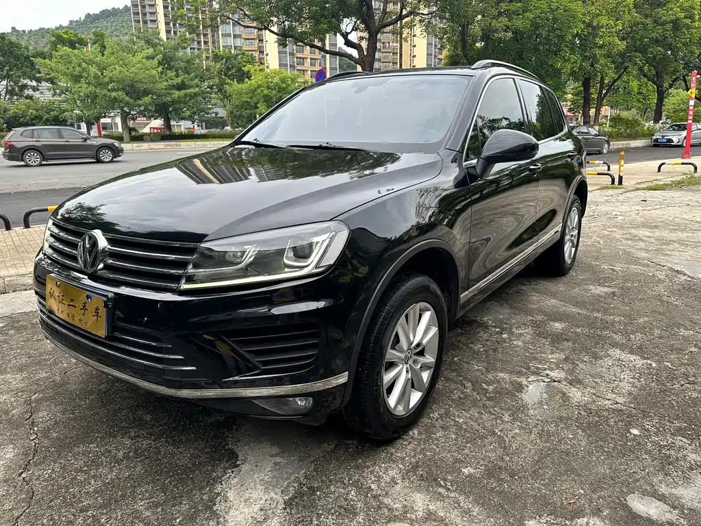 VOLKSWAGEN TOUAREG