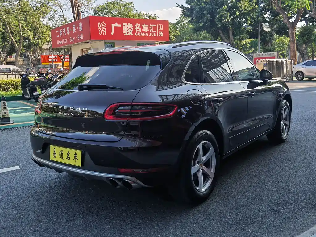 PORSCHE MACAN