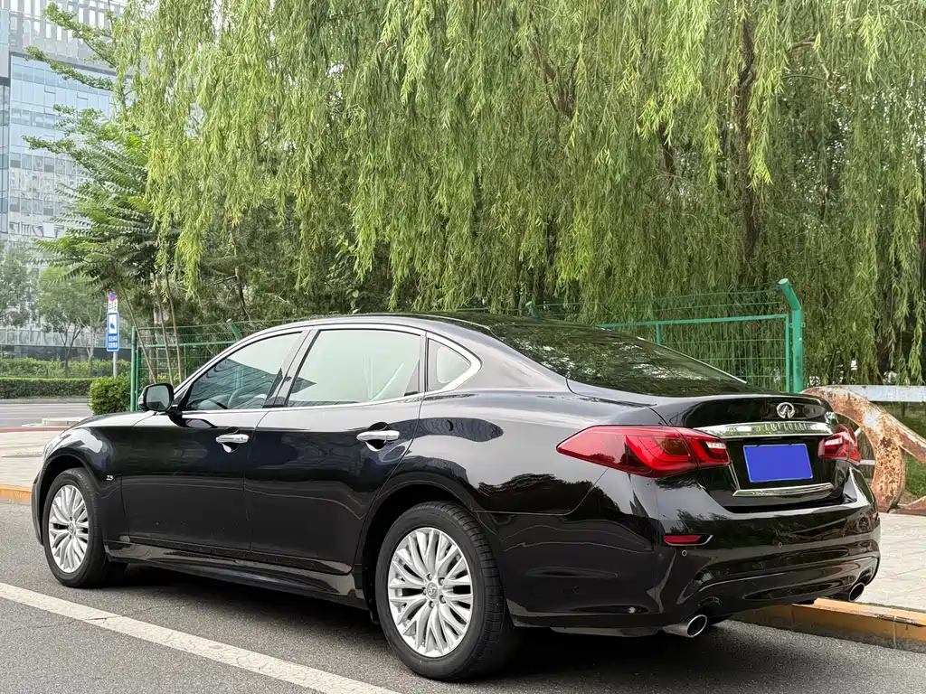INFINITI Q70