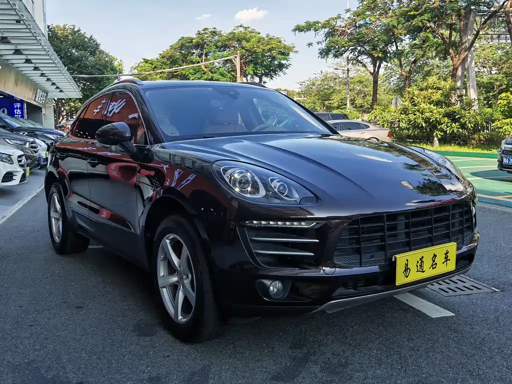 PORSCHE MACAN