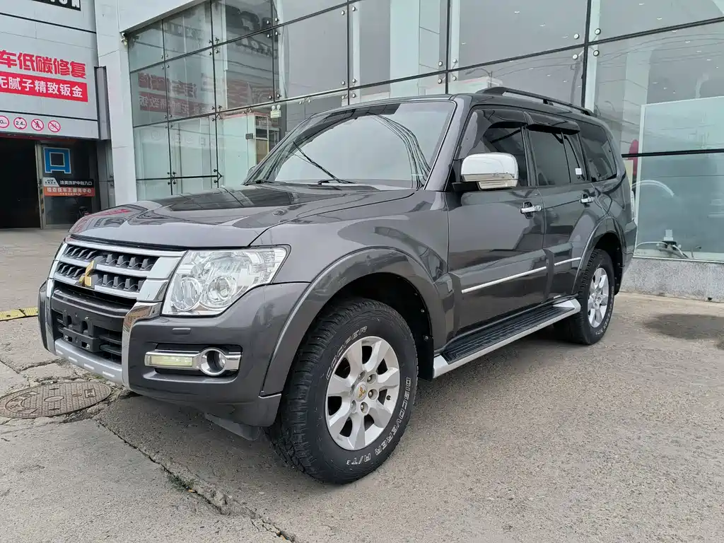 MITSUBISHI PAJERO
